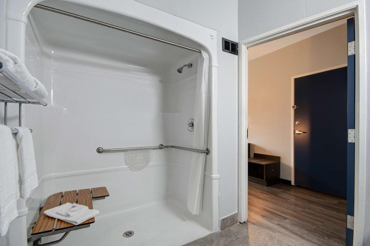 Queen Room Disability Access Non-Smoking