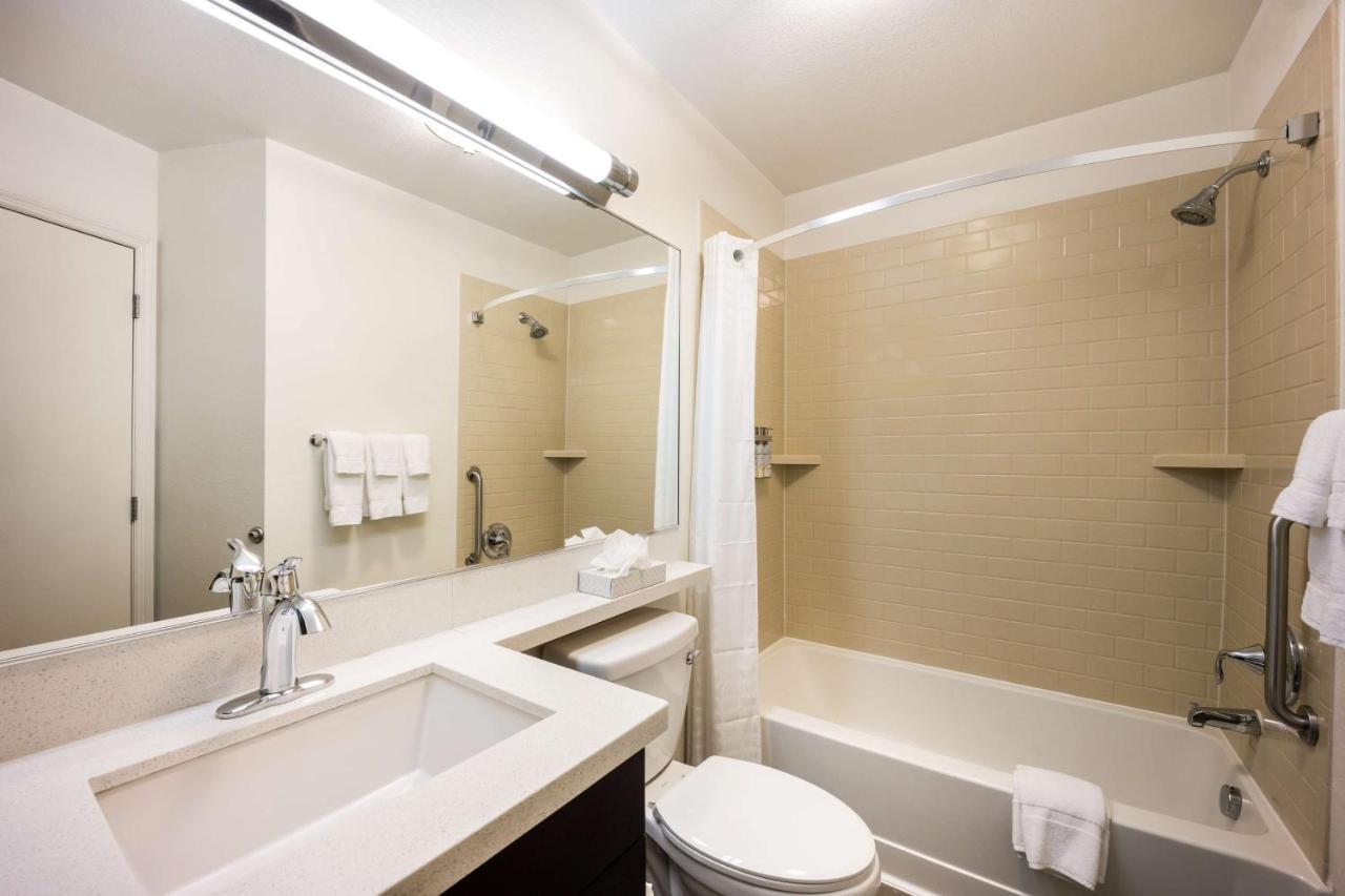 Queen Studio Suite with Bathtub - Mobility Accessible