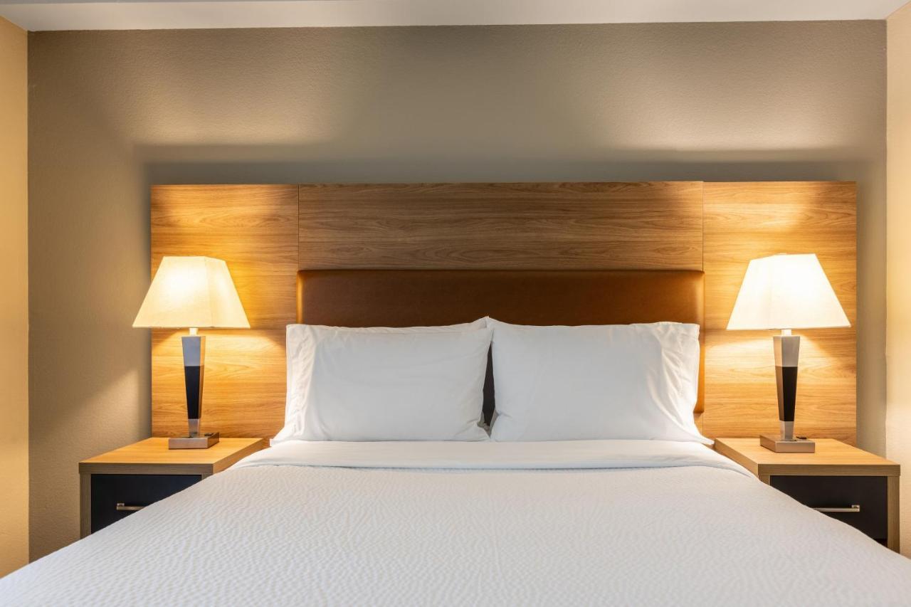 One-Bedroom Queen Suite