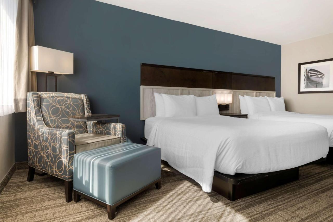 Queen Room Two Queen Beds Lake View Non-Smoking