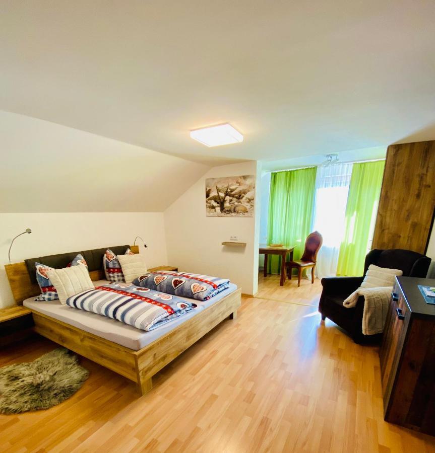 Dreibettzimmer mit Bergblick
