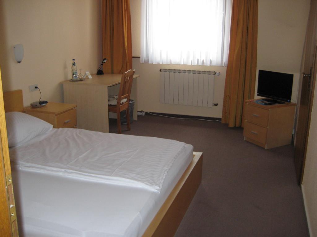 Doppel- oder Zweibettzimmer