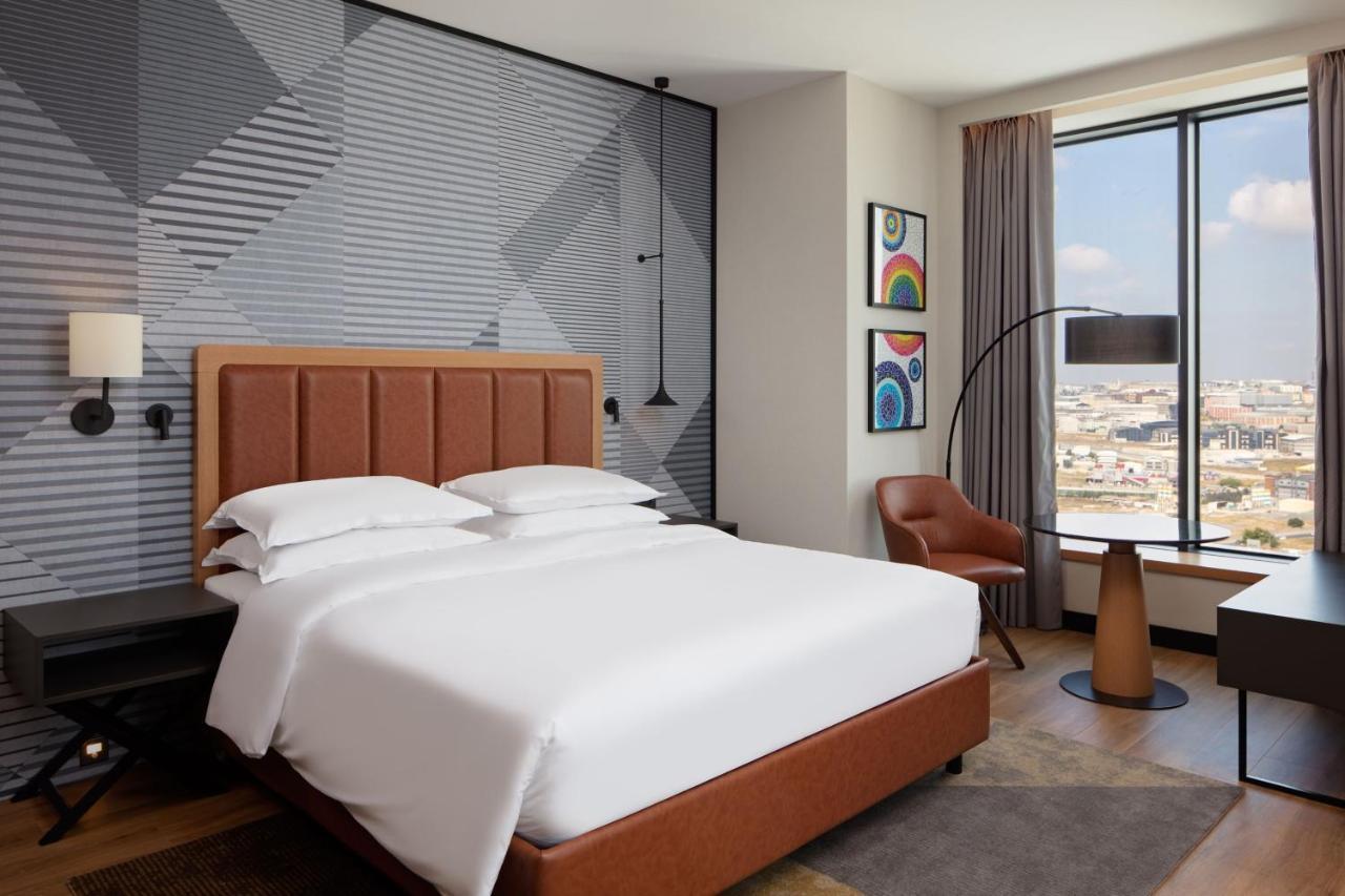 Executive Zimmer mit Kingsize-Bett und Stadtblick - Zugang zur Club Lounge