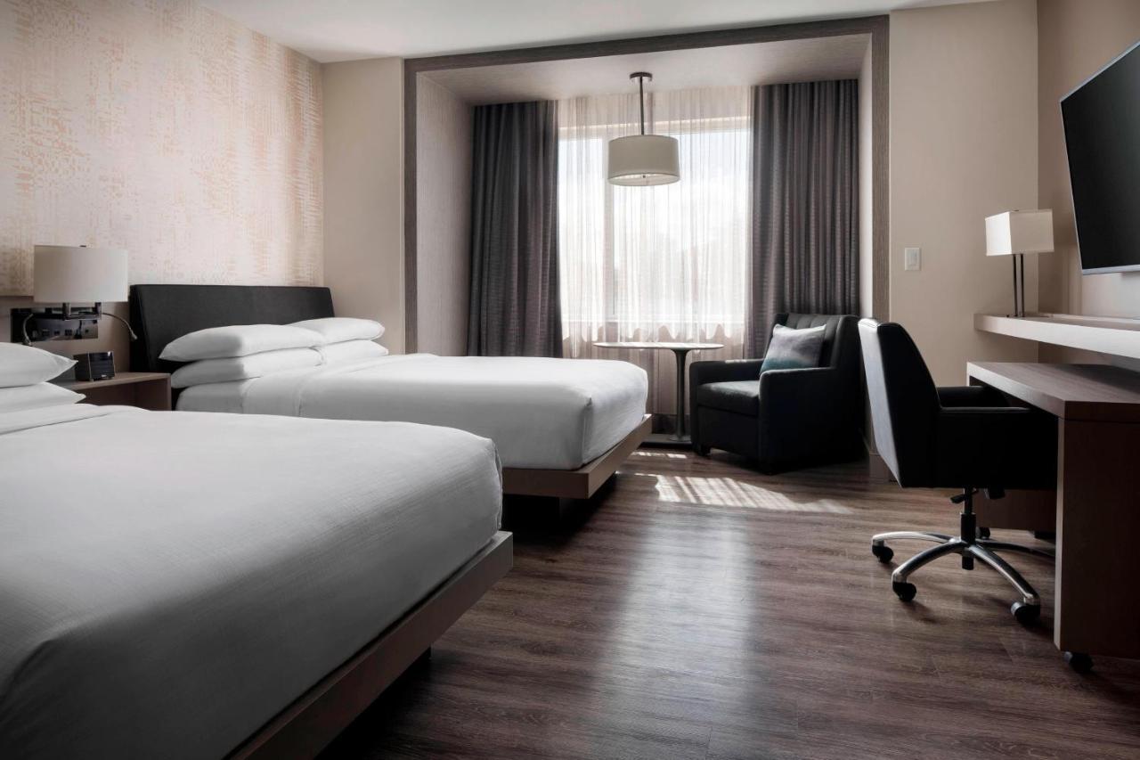 Zimmer mit 2 Queensize-Betten und Aussicht
