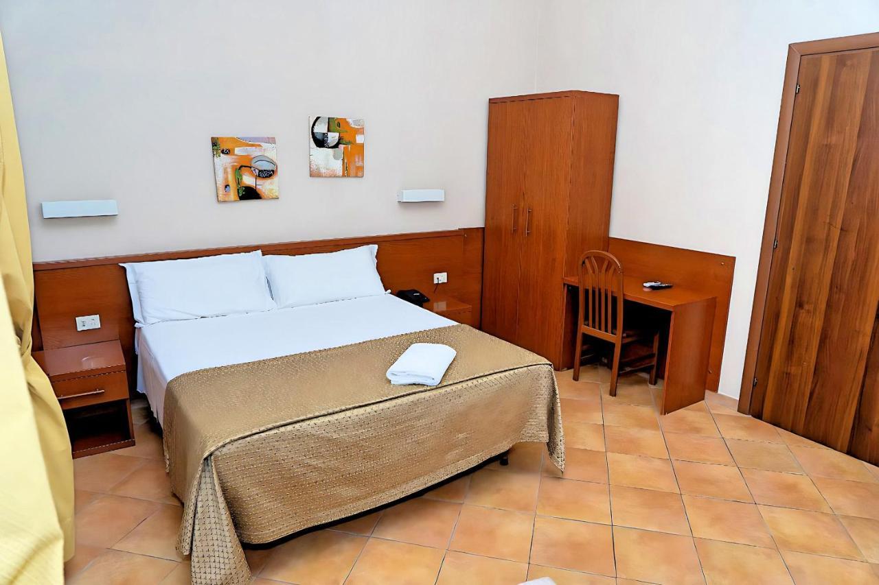 Deze driepersoonskamer heeft een gedeelde badkamer.