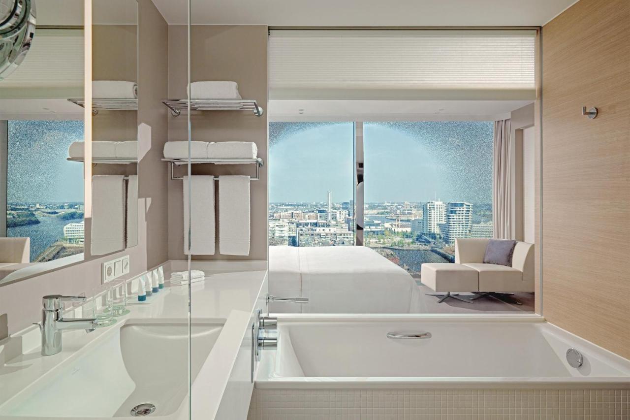 Deluxe Guest room 1 King City view partial harbour view