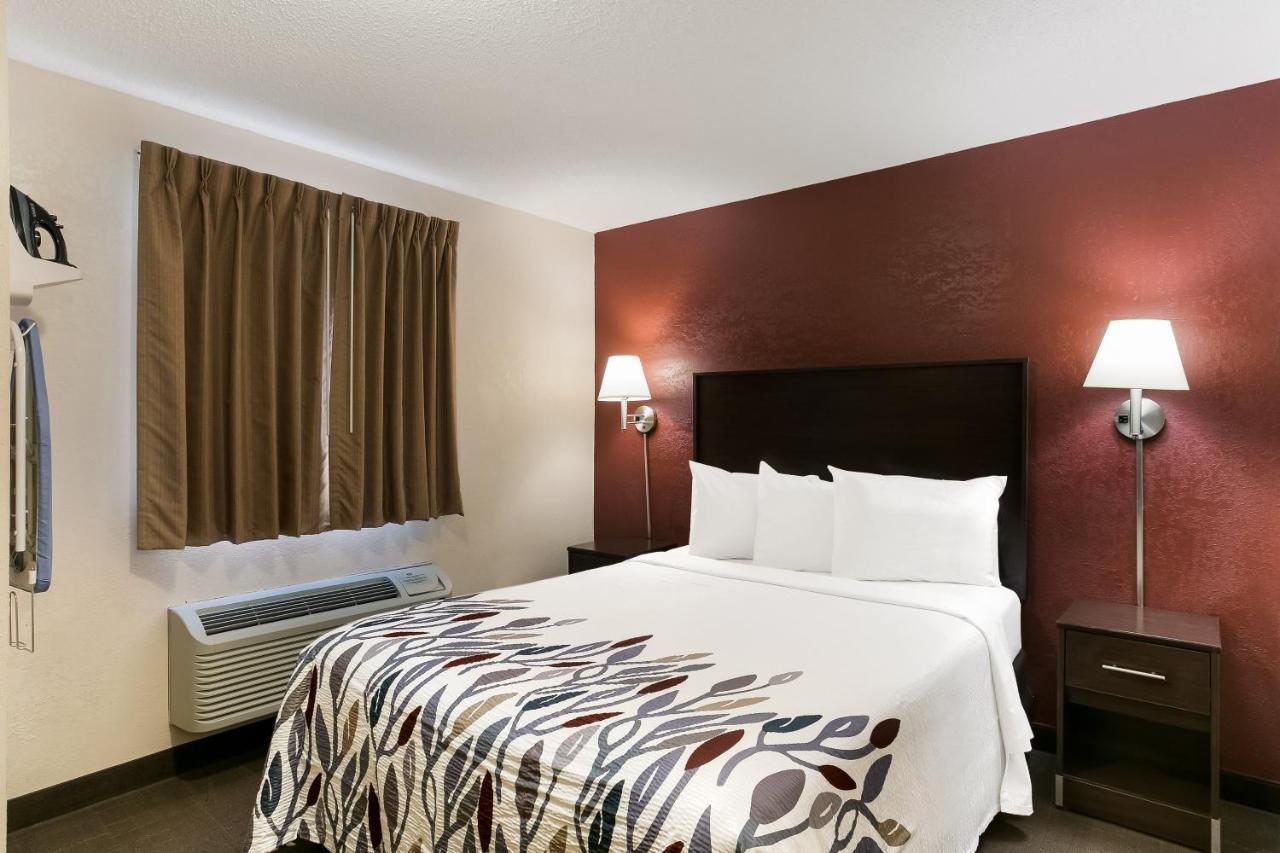 Deluxe Room One Queen Bed Smoke,1353381100:JPEG