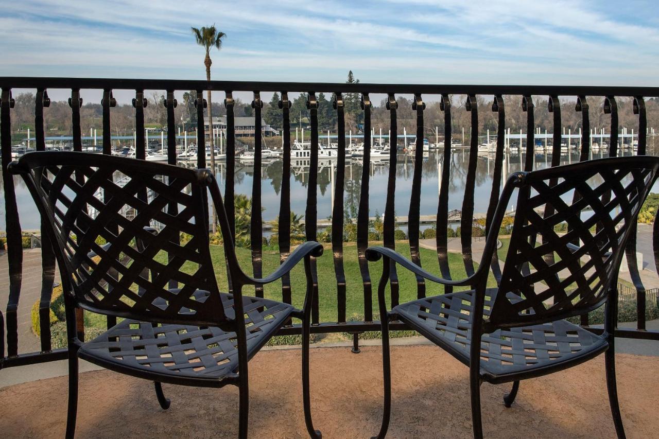 Larger Guest room, 1 King, River view, Corner room, Balcony