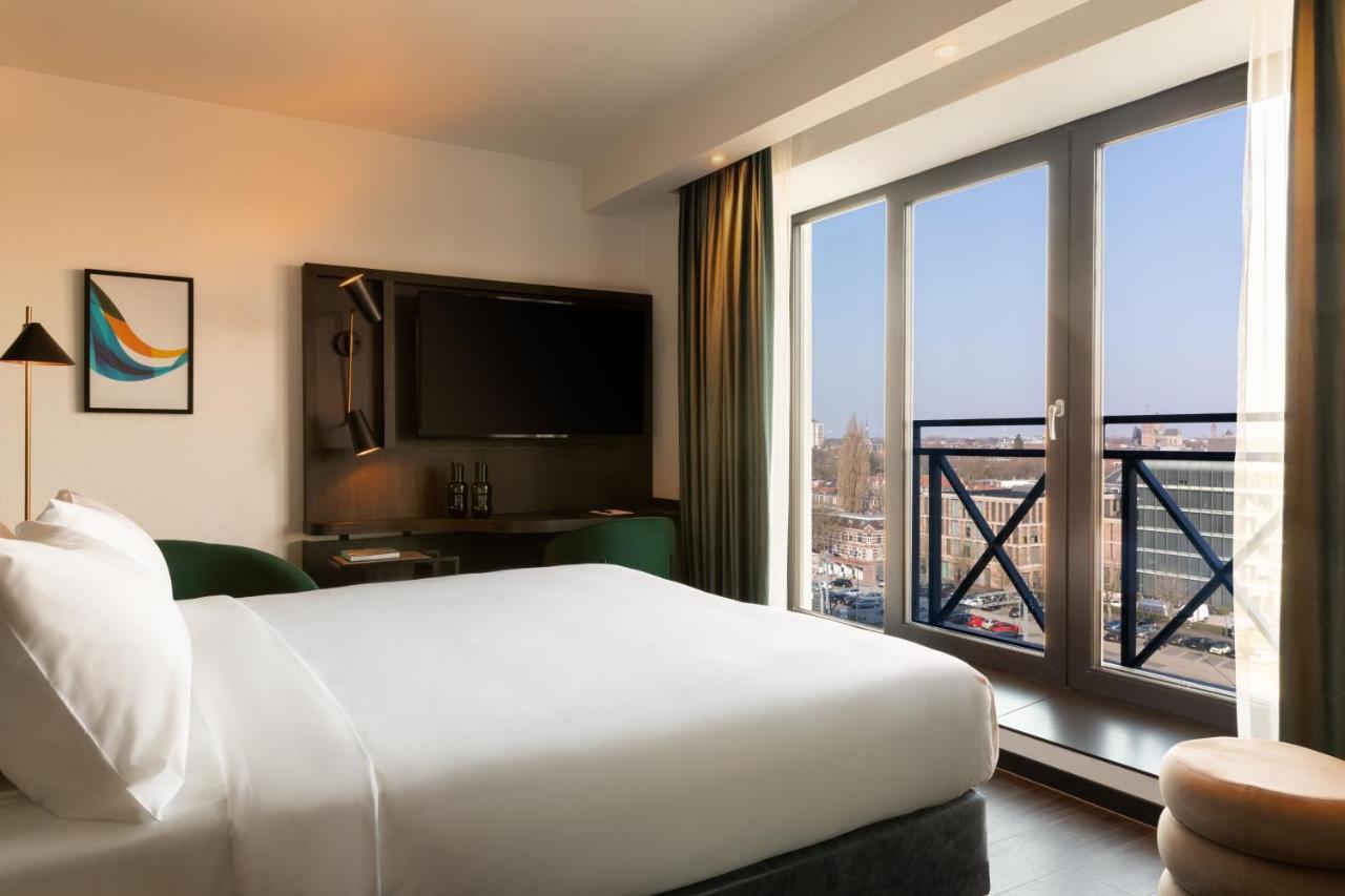 Superior King Room City View