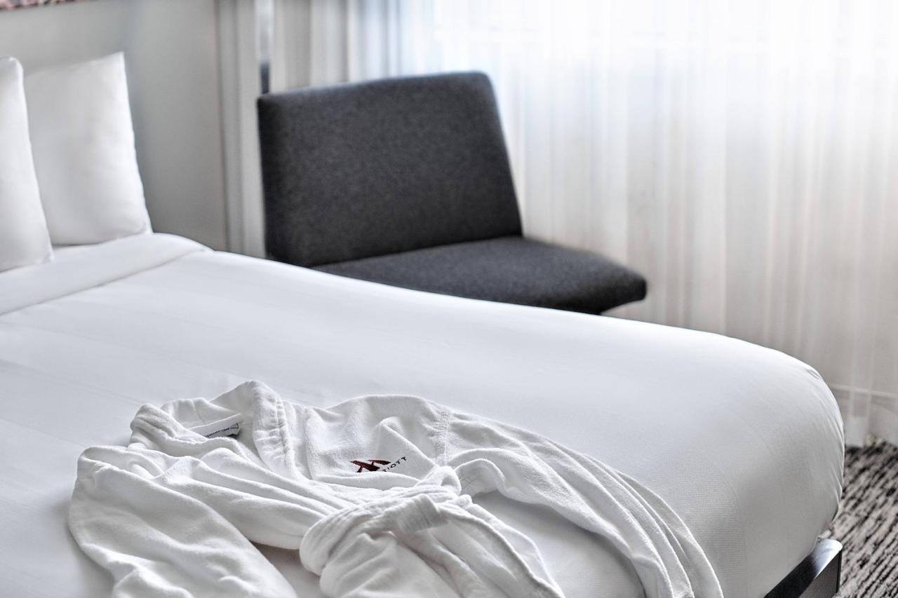 Queen Room with Two Queen Beds and Club Lounge Access - High Floor