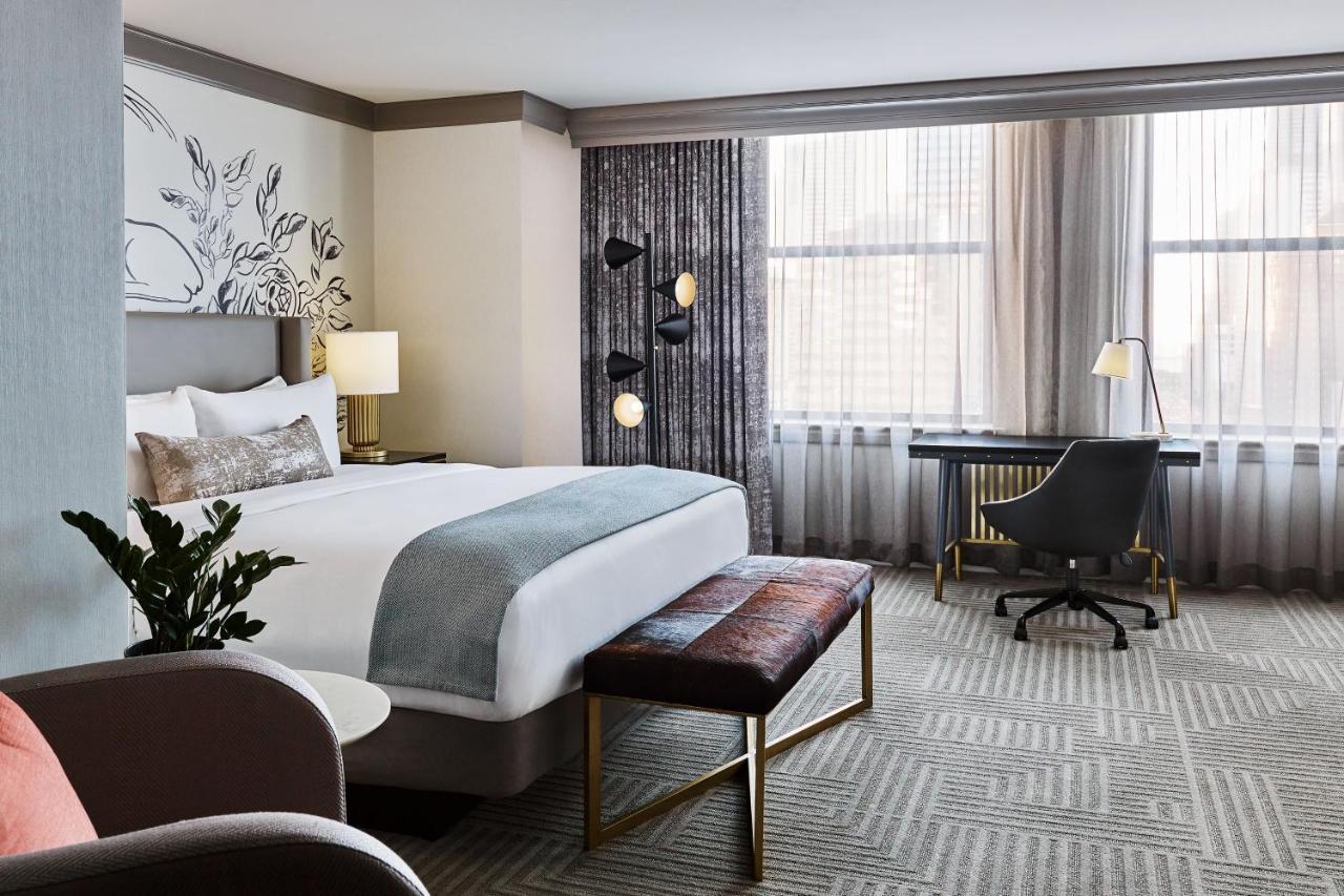 Grand Deluxe Guest room 1 King Michigan Ave view