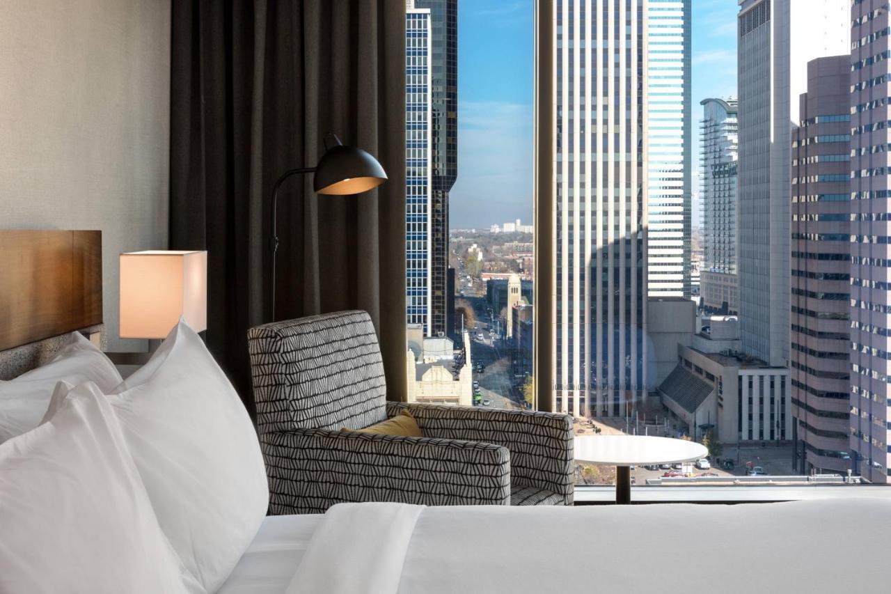 Corner King Room with City View
