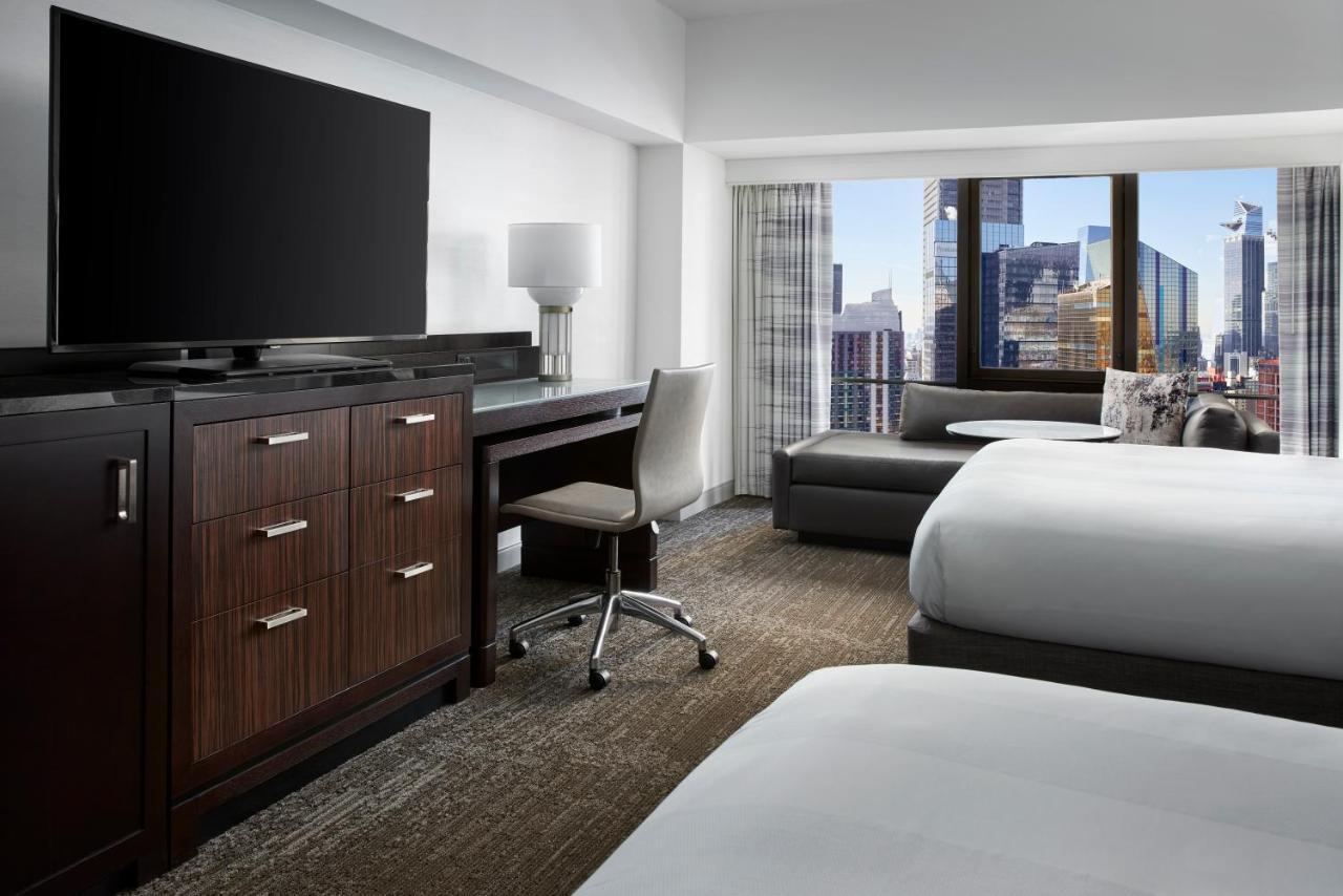 Quarto Duplo Superior com 2 Camas de Casal e Vista Times Square - Acessível a Pessoas com Audição Condicionada