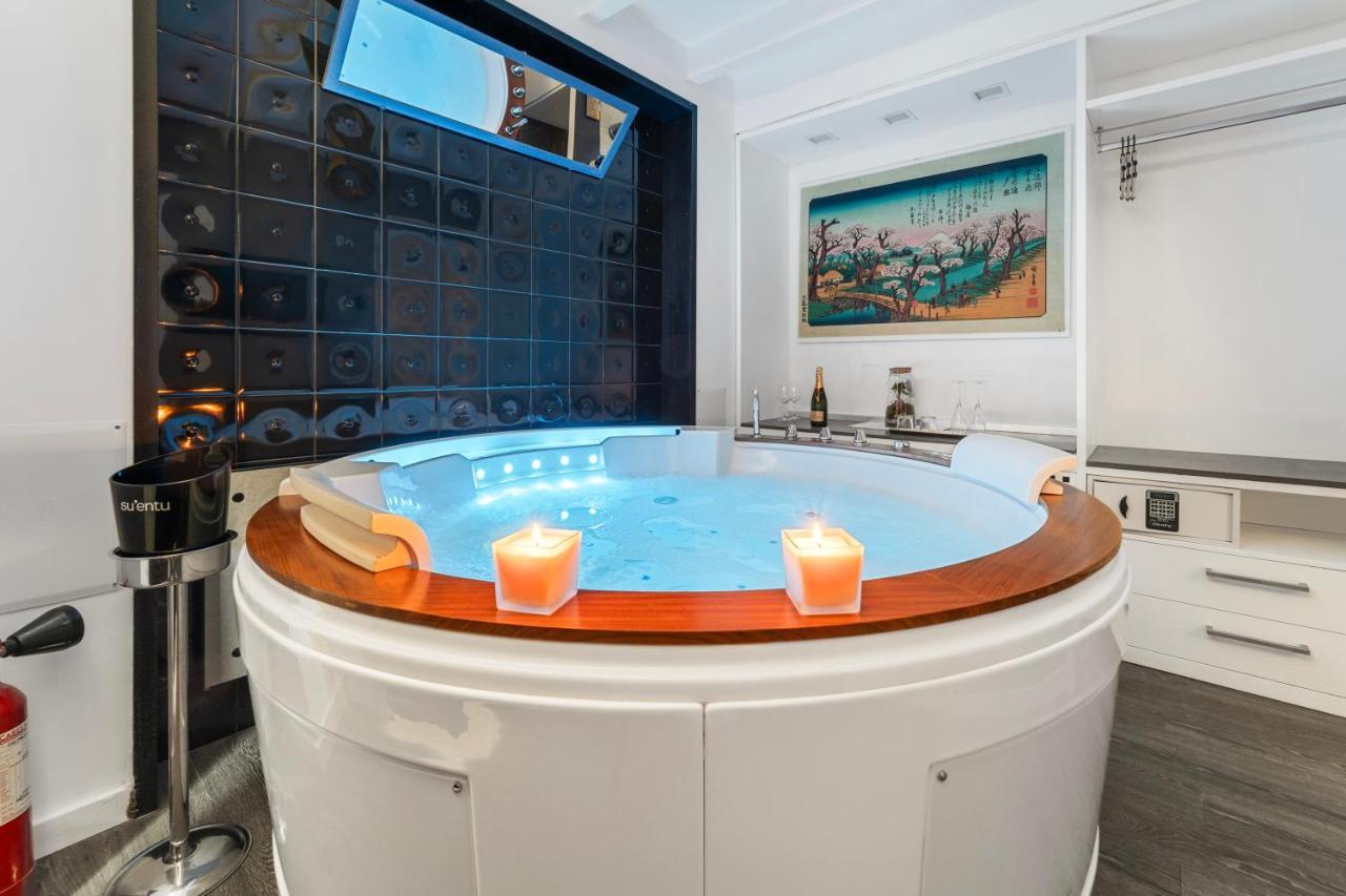 Suite con bañera de hidromasaje y cama grande