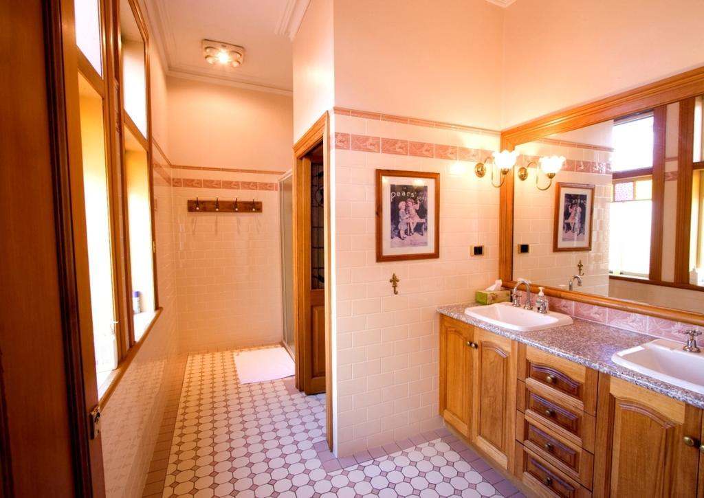 Gill Large Queen Room with Shared Bathroom