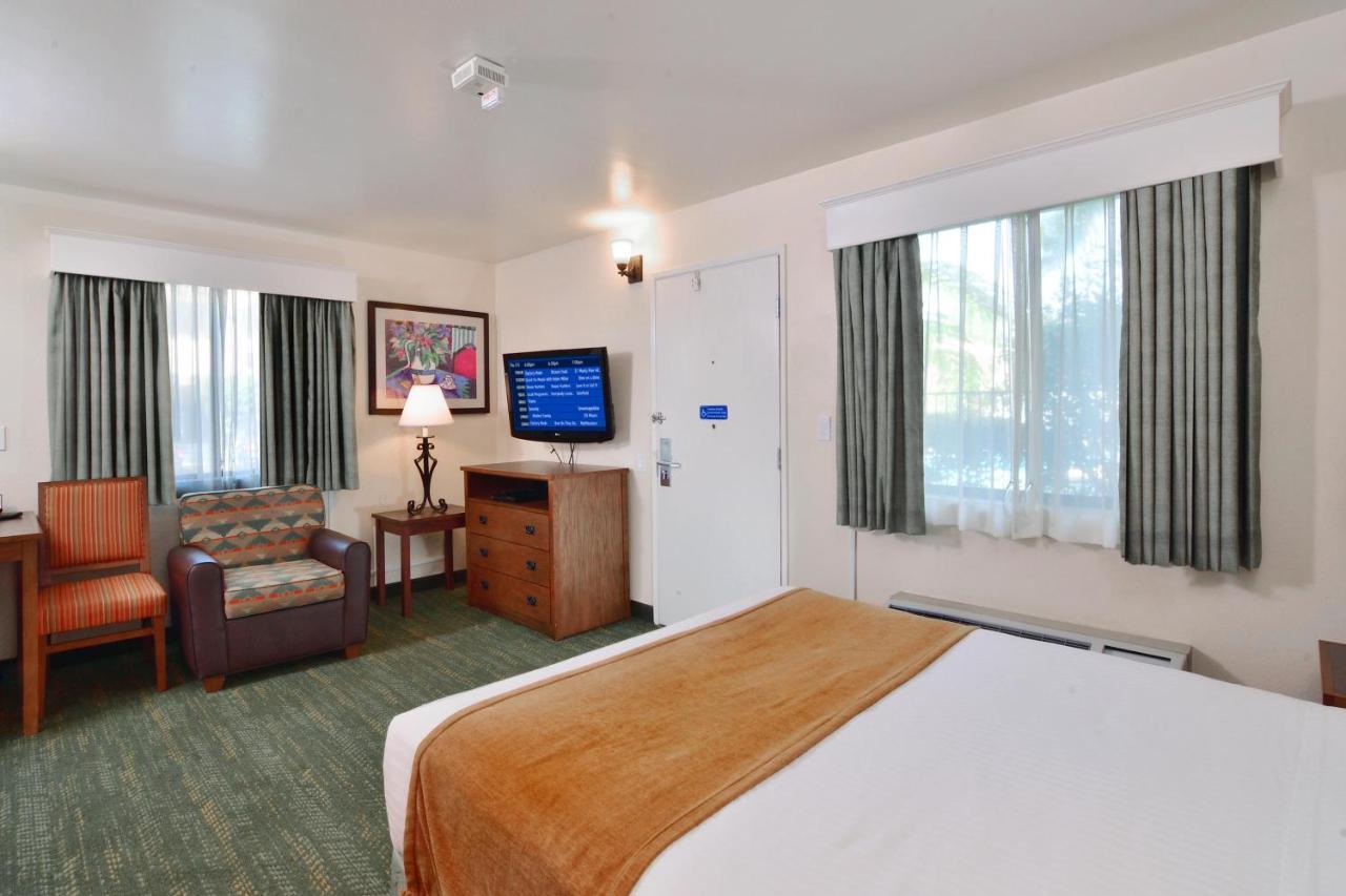 Queen Room with Roll-In Shower - Disability Access