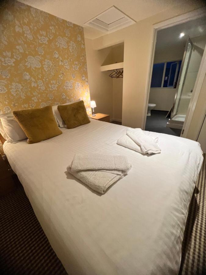 Small Double Room Ensuite Bathroom Shower First Floor Steep Stairs