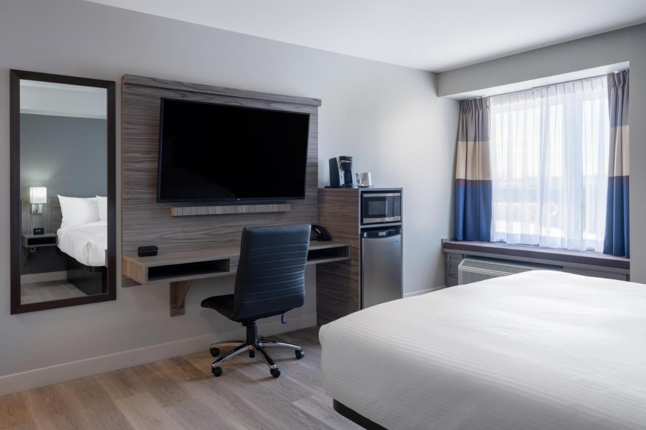 King Room with Roll-In Shower - Mobility Access/Non-Smoking