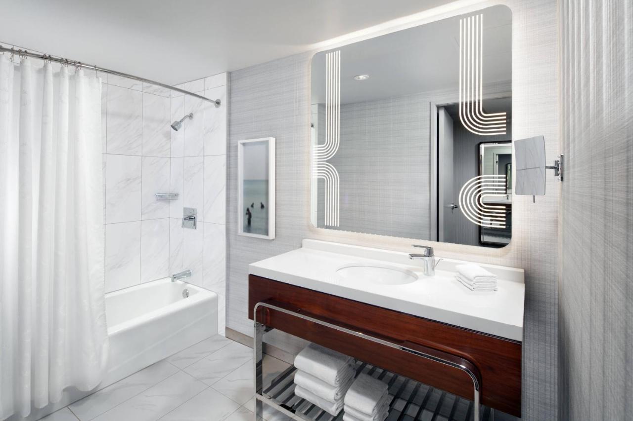Concierge Level Guest room 1 King,1379522630:JPEG