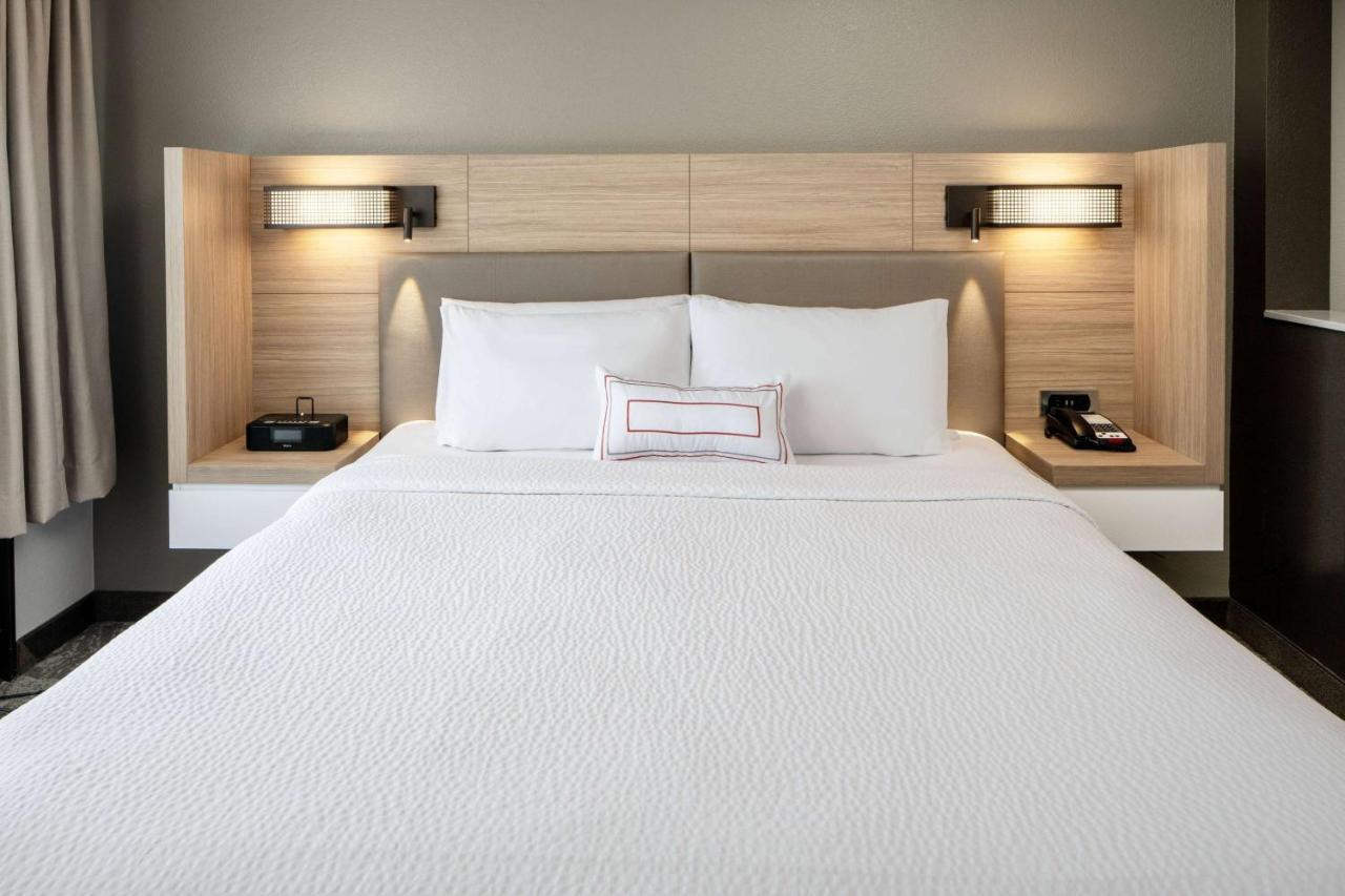 Mobility Accessible Studio Suite King with Tub