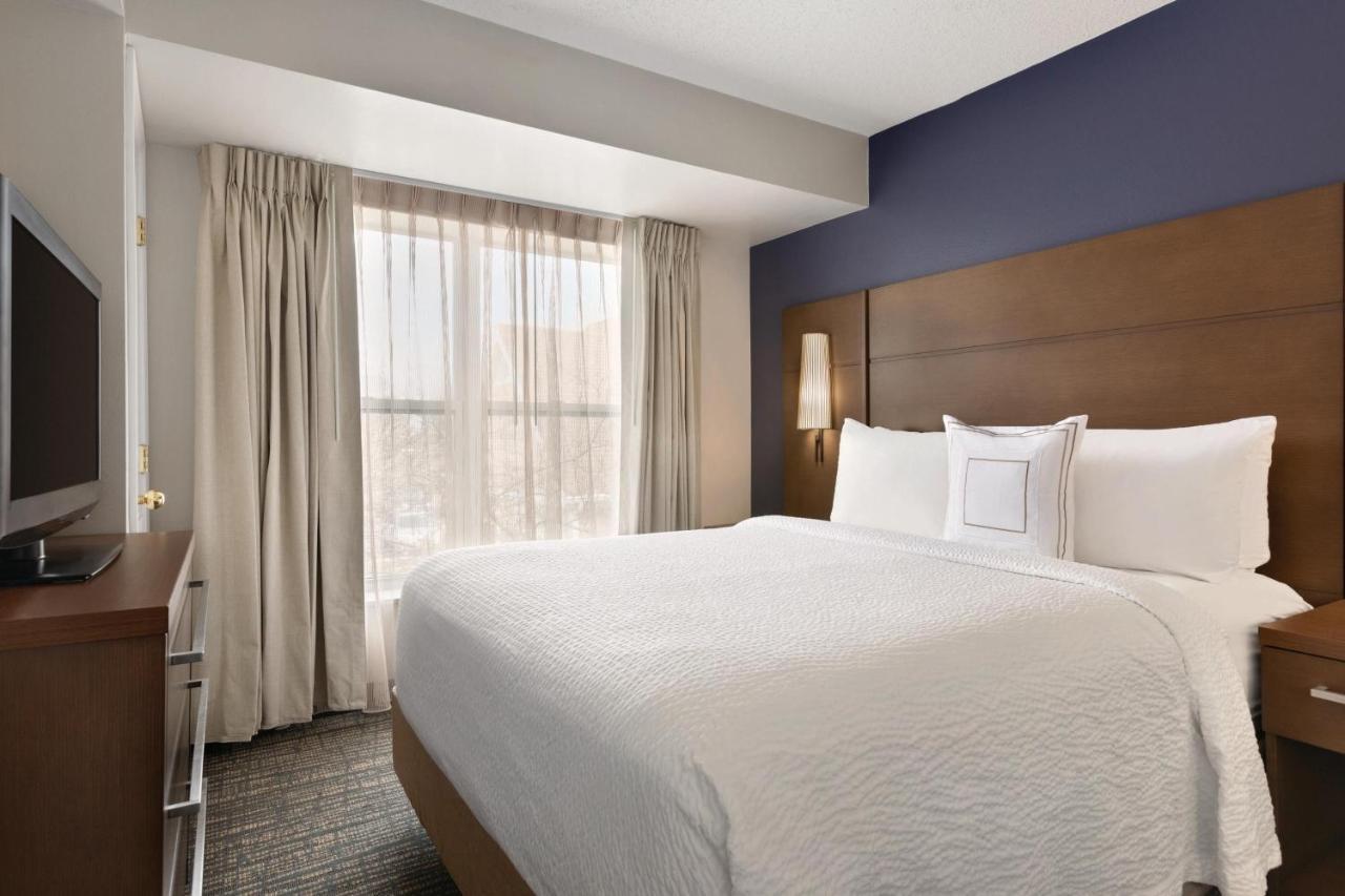 One-Bedroom Queen Suite