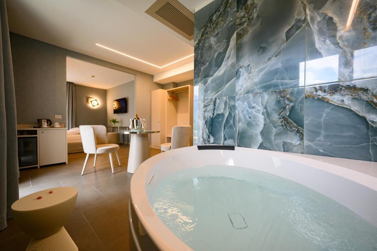 King Room Spa Bath,1393950629:JPEG