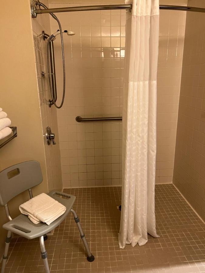 Queen Room Tub Disability Access or Non Smoking