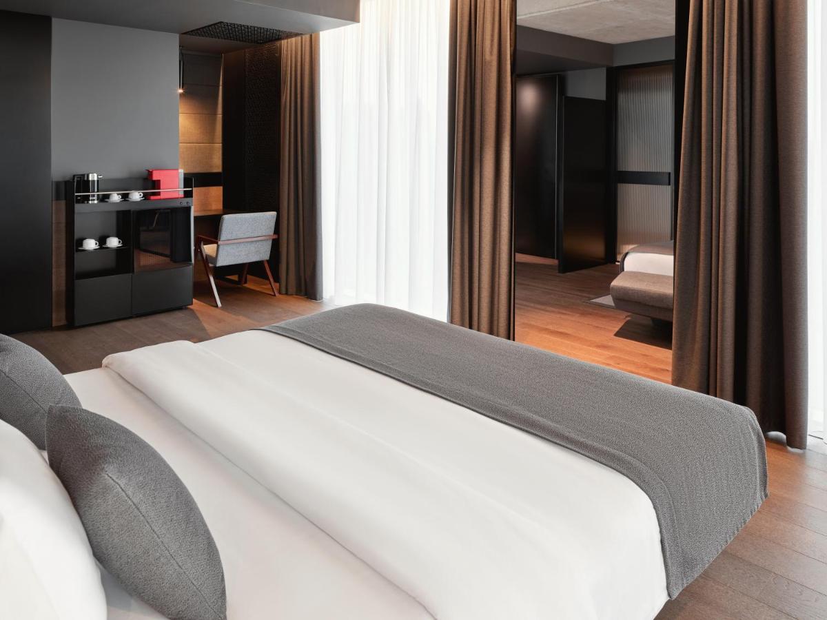 Deluxe Room King Bed