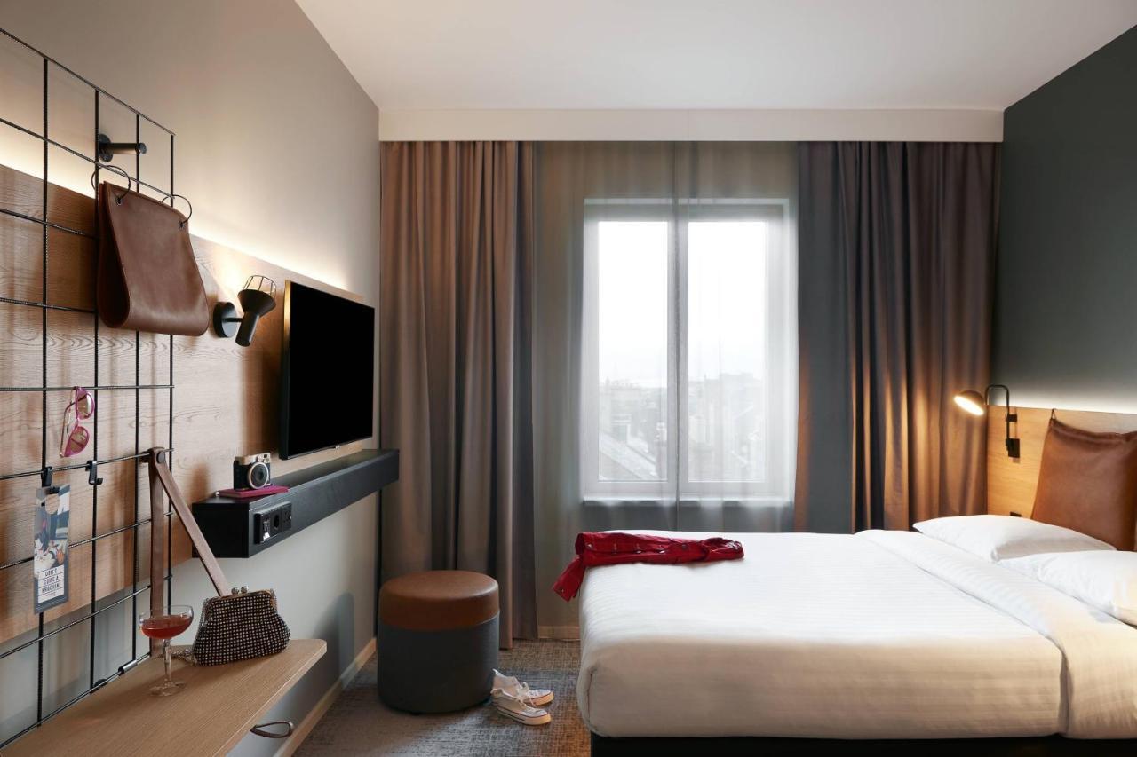 Moxy Queen Room,1392878108:JPEG