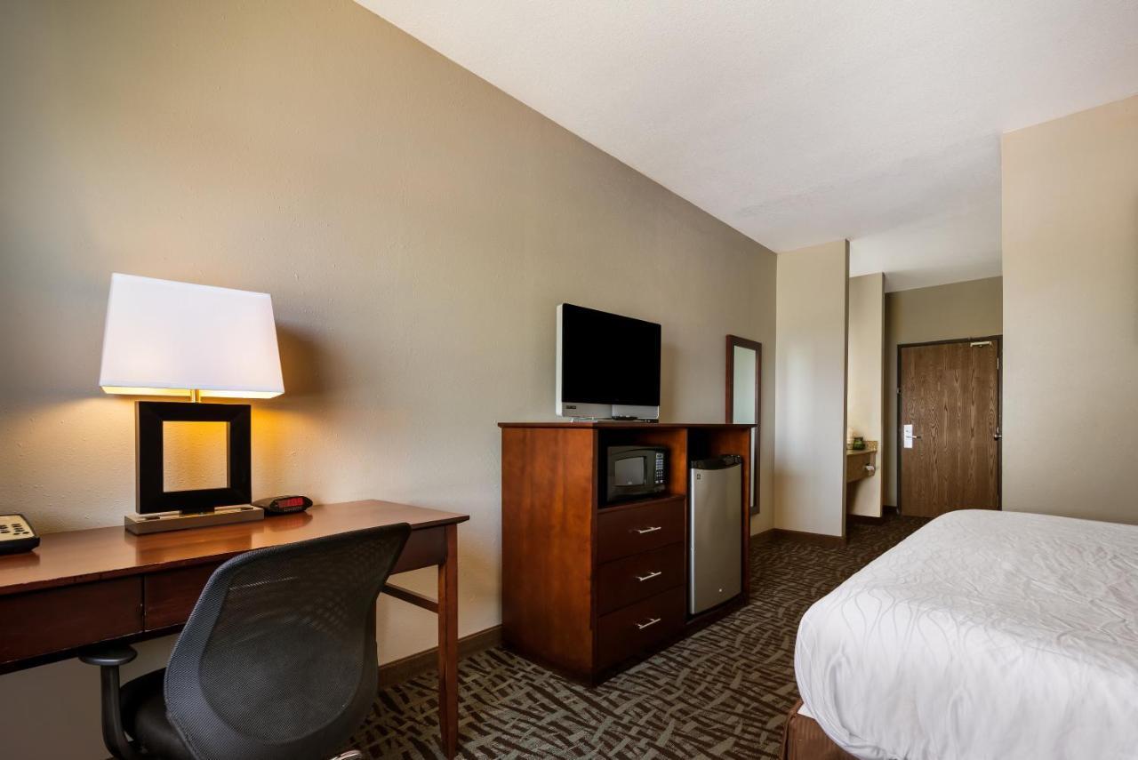 King Room Bath Tub Mobility Accessible or Non-Smoking