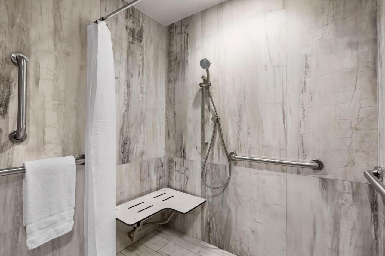 Classic King Room Roll Shower Mobility Hearing Accessible,1395455660:JPEG