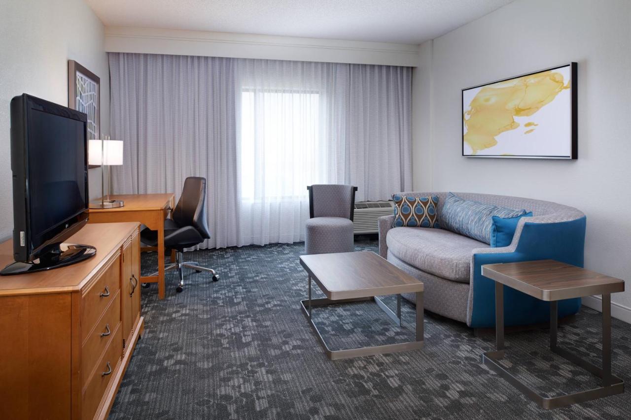 King Suite with Sofa Bed and Adapted Tub – Mobility Accessible