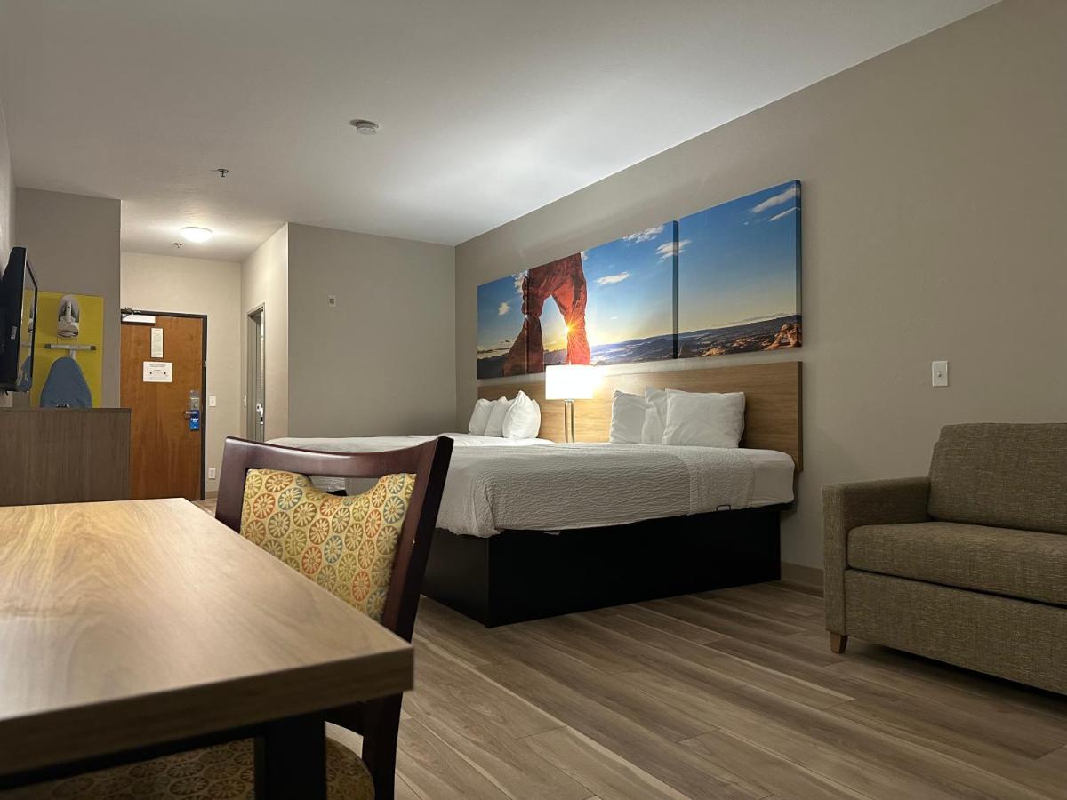 Deluxe Queen Room with Two Queen Beds - Non-Smoking,1397597270:JPEG