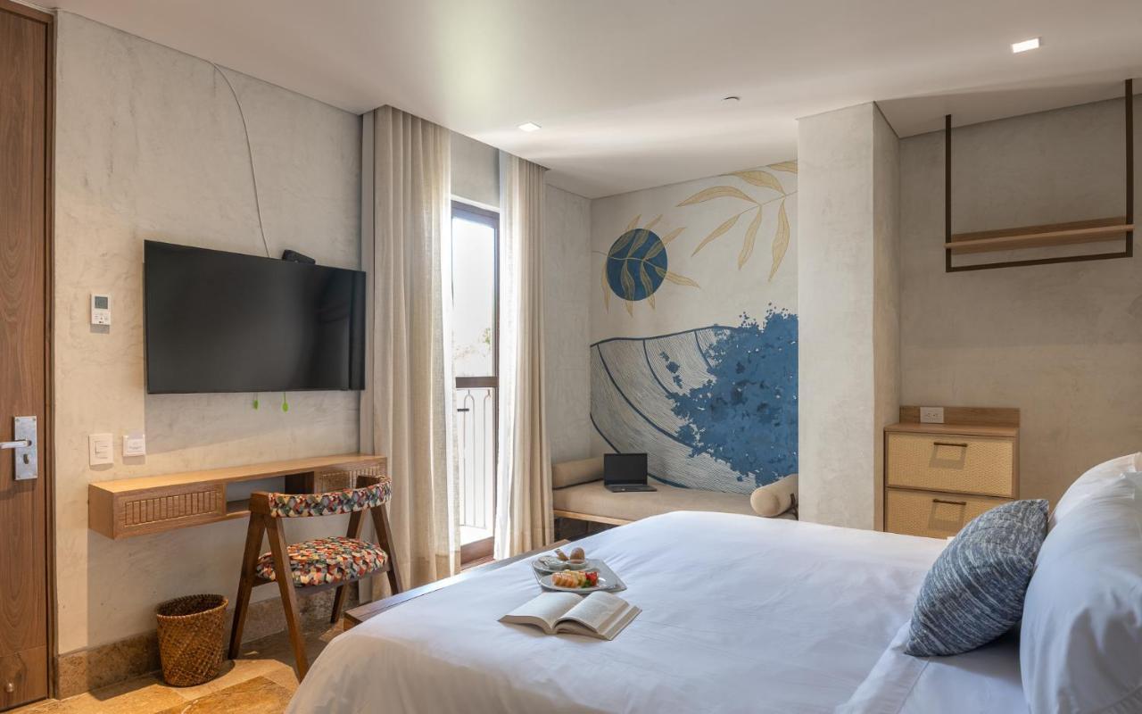 Habitación con cama extragrande y vistas al jardín