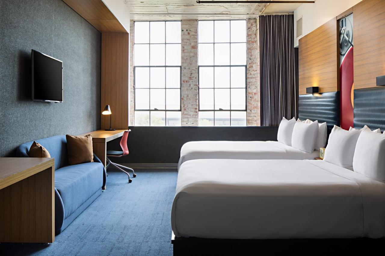Chambre avec 2 Lits Queen-Size et Douche Accessible en Fauteuil Roulant - Accessible aux Personnes à Mobilité Réduite