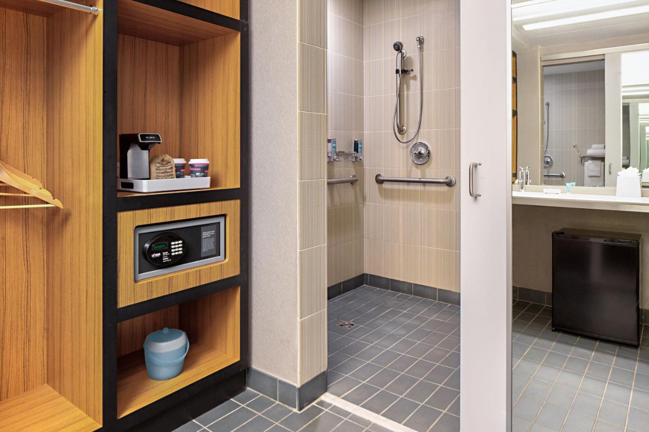 Chambre Lit King-Size avec Douche Accessible en Fauteuil Roulant - Adaptée aux Personnes à Mobilité Réduite