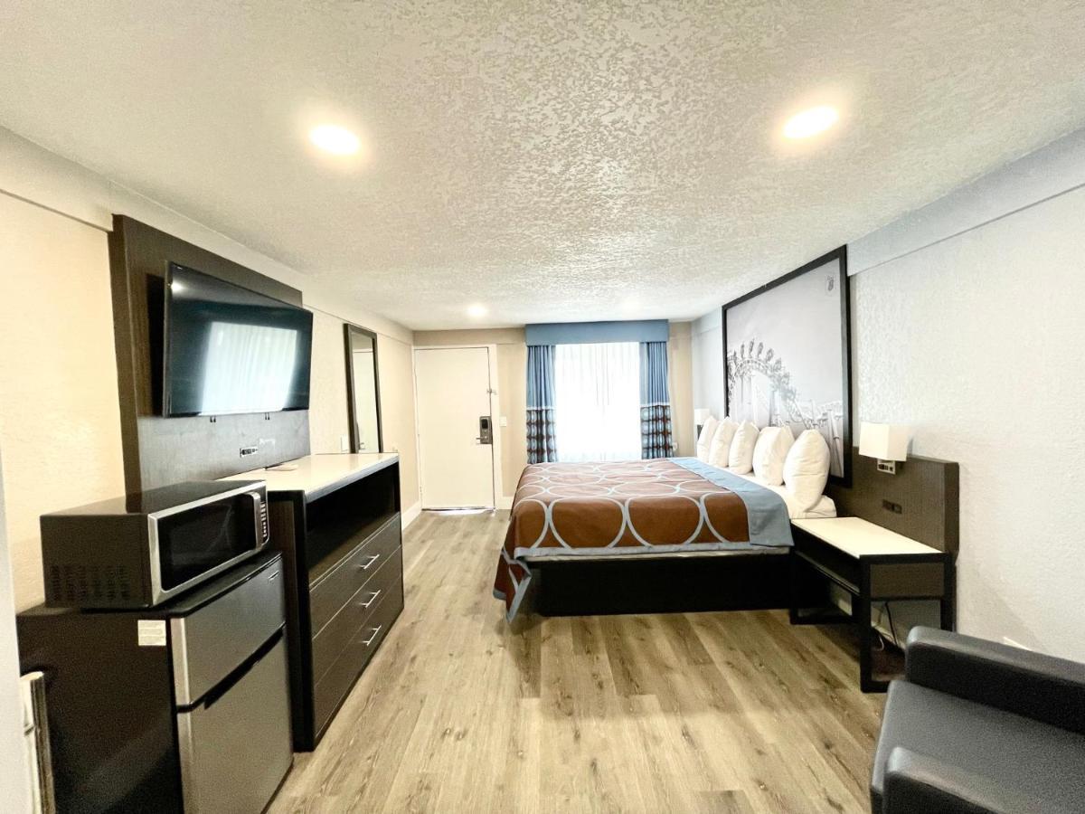 King Room Mobility or Hearing Access Roll Shower Non-Smoking