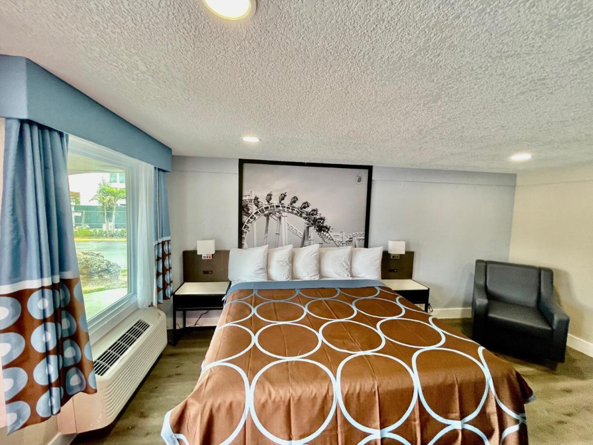 King Room Mobility or Hearing Access Roll Shower Non-Smoking
