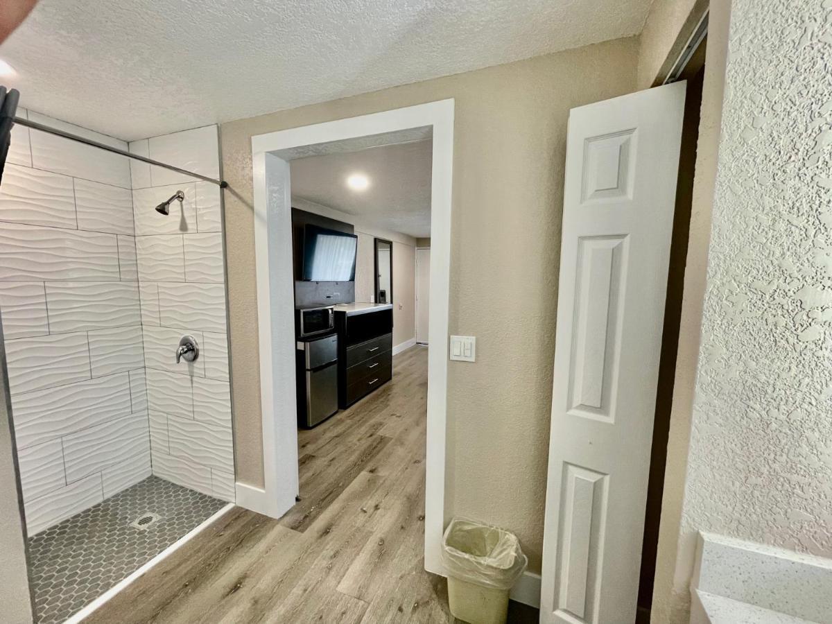 King Room Mobility or Hearing Access Roll Shower Non-Smoking
