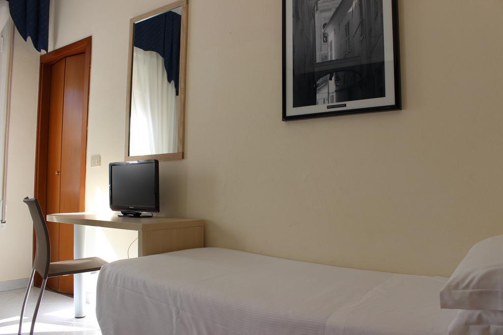 Triple Room,398521374:JPEG