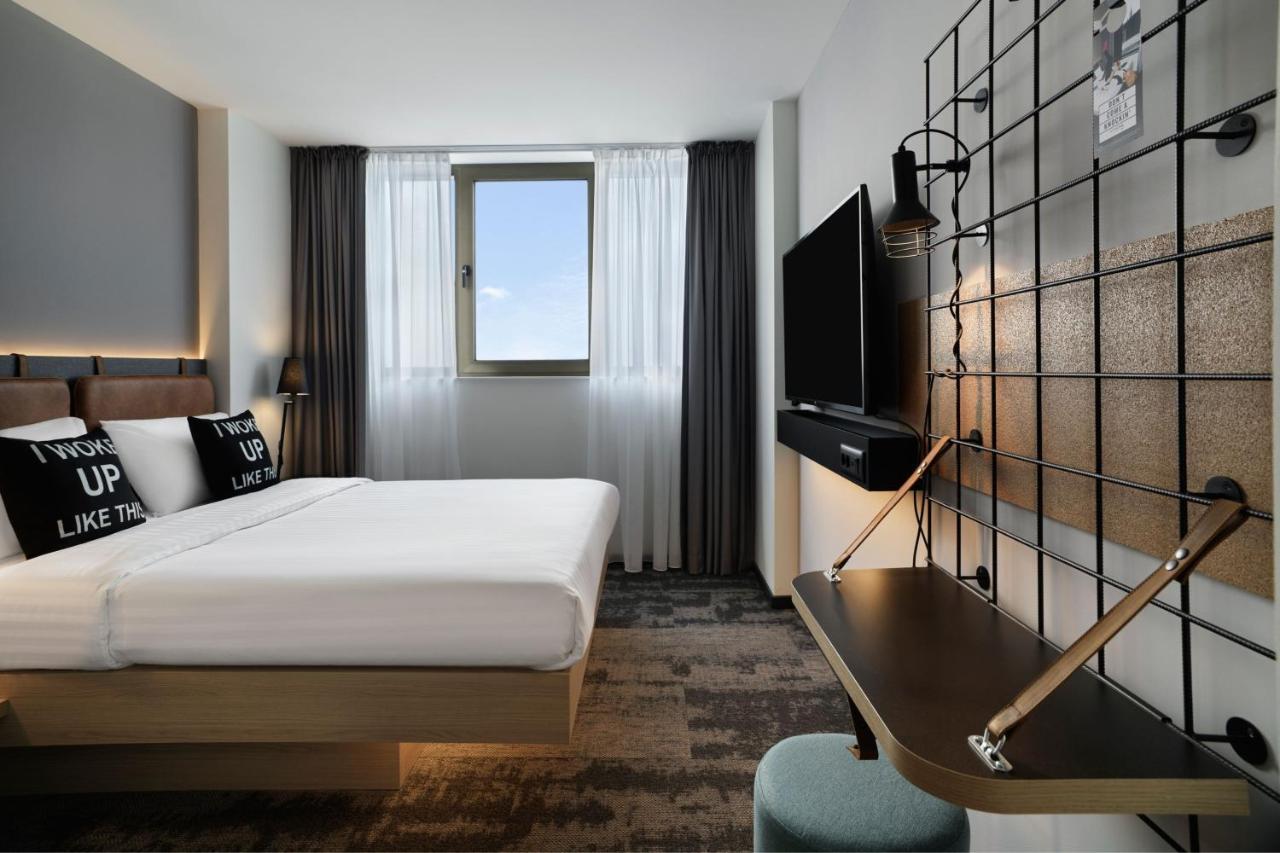 Queen Room with Courtyard View