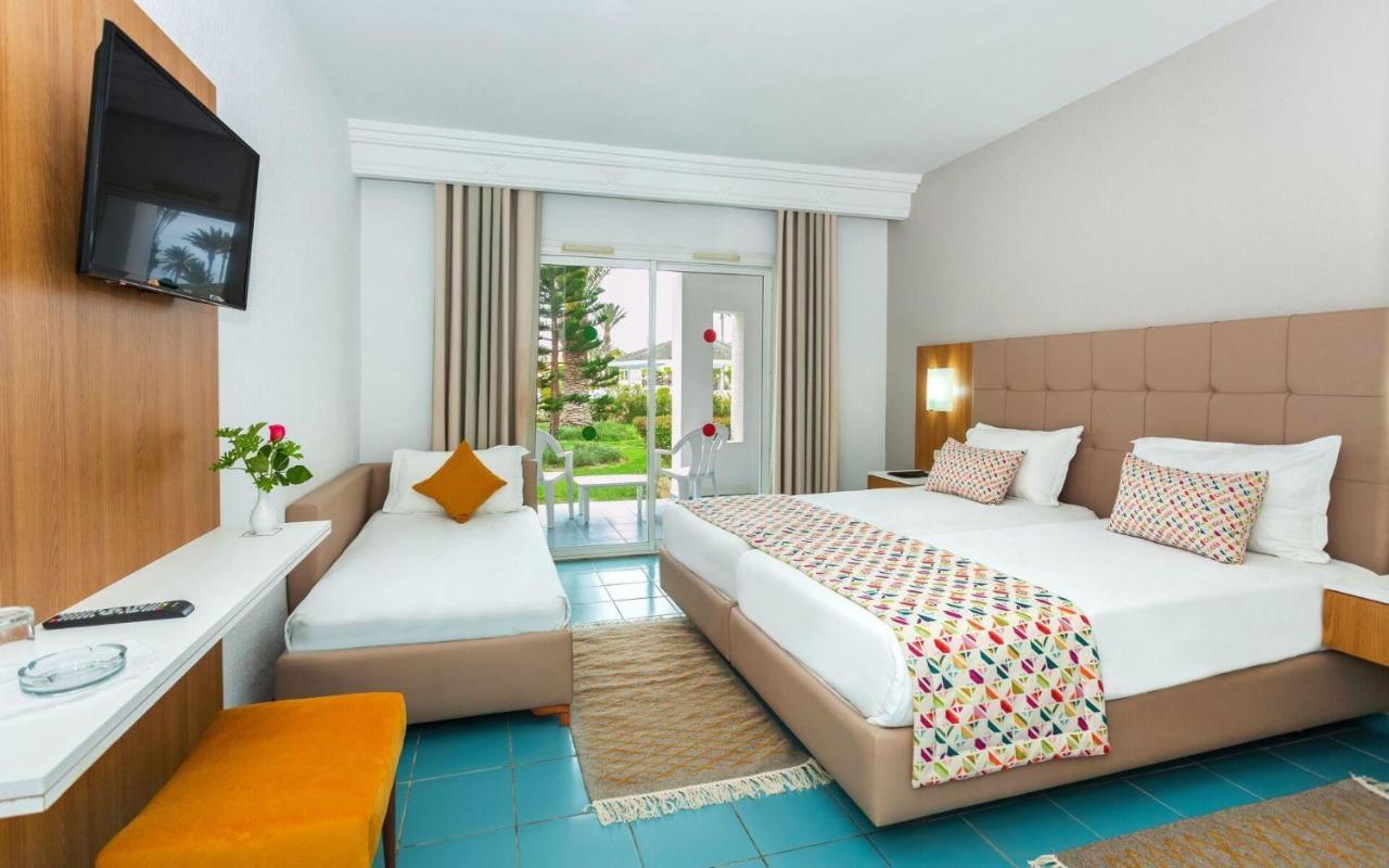 Quarto Triplo com Vista Piscina