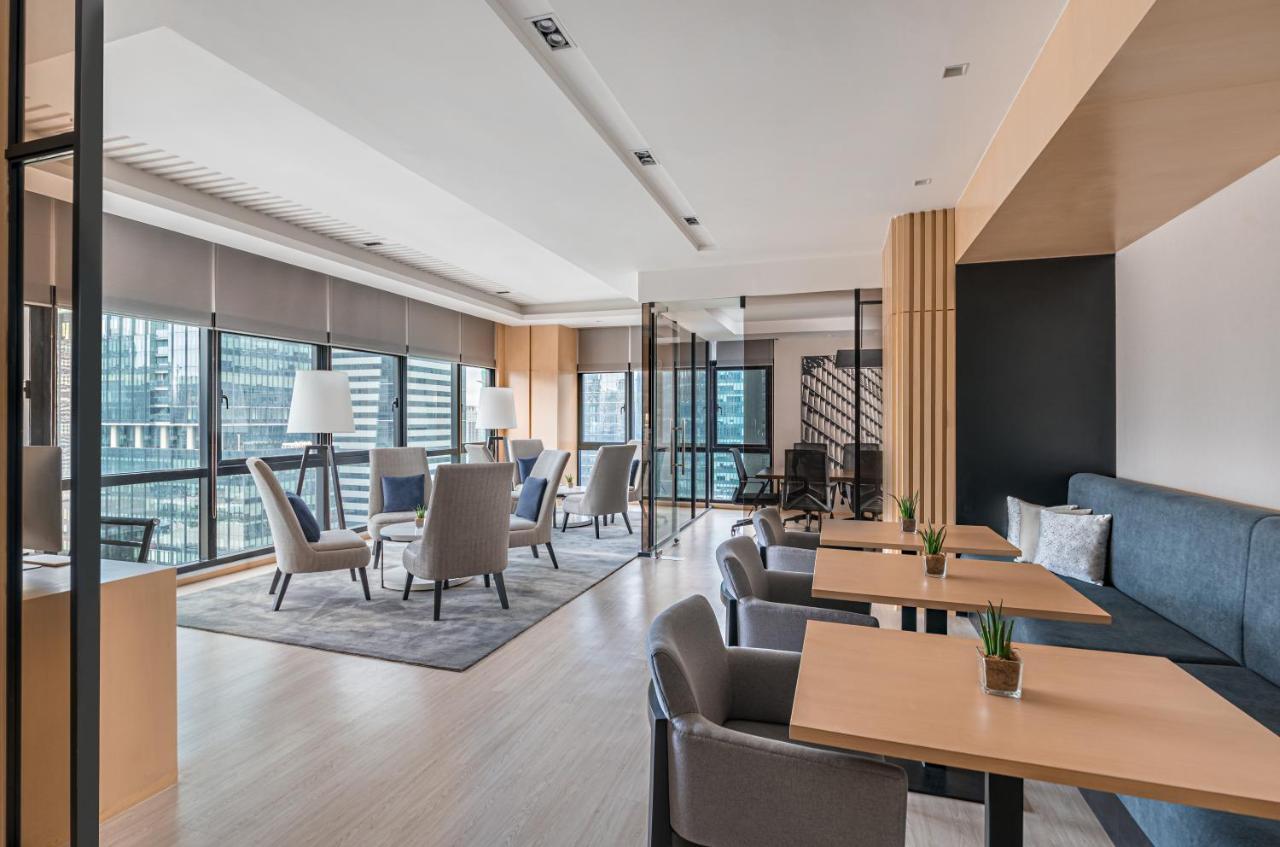 1 King Bed, Standard Room with Lounge Access