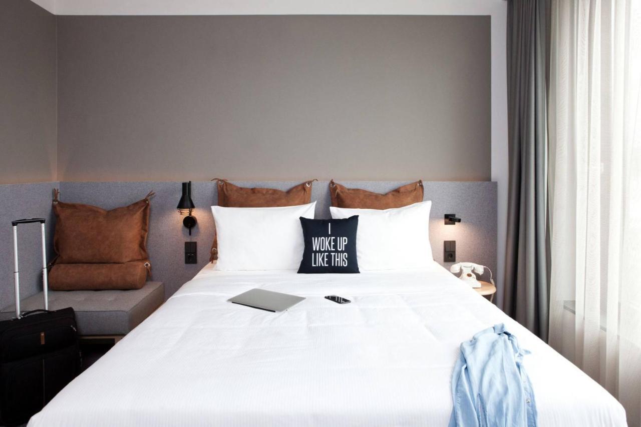 Moxy Zimmer mit 1 Queensize-Bett und Blick ins Landesinnere