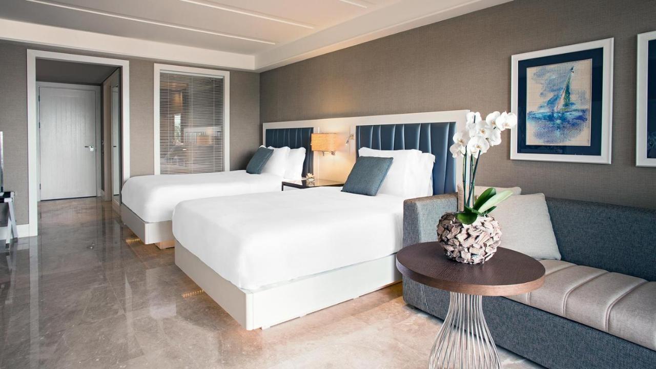 Deluxe Zweibettzimmer mit 2 Queensize-Betten, Meerblick und Balkon