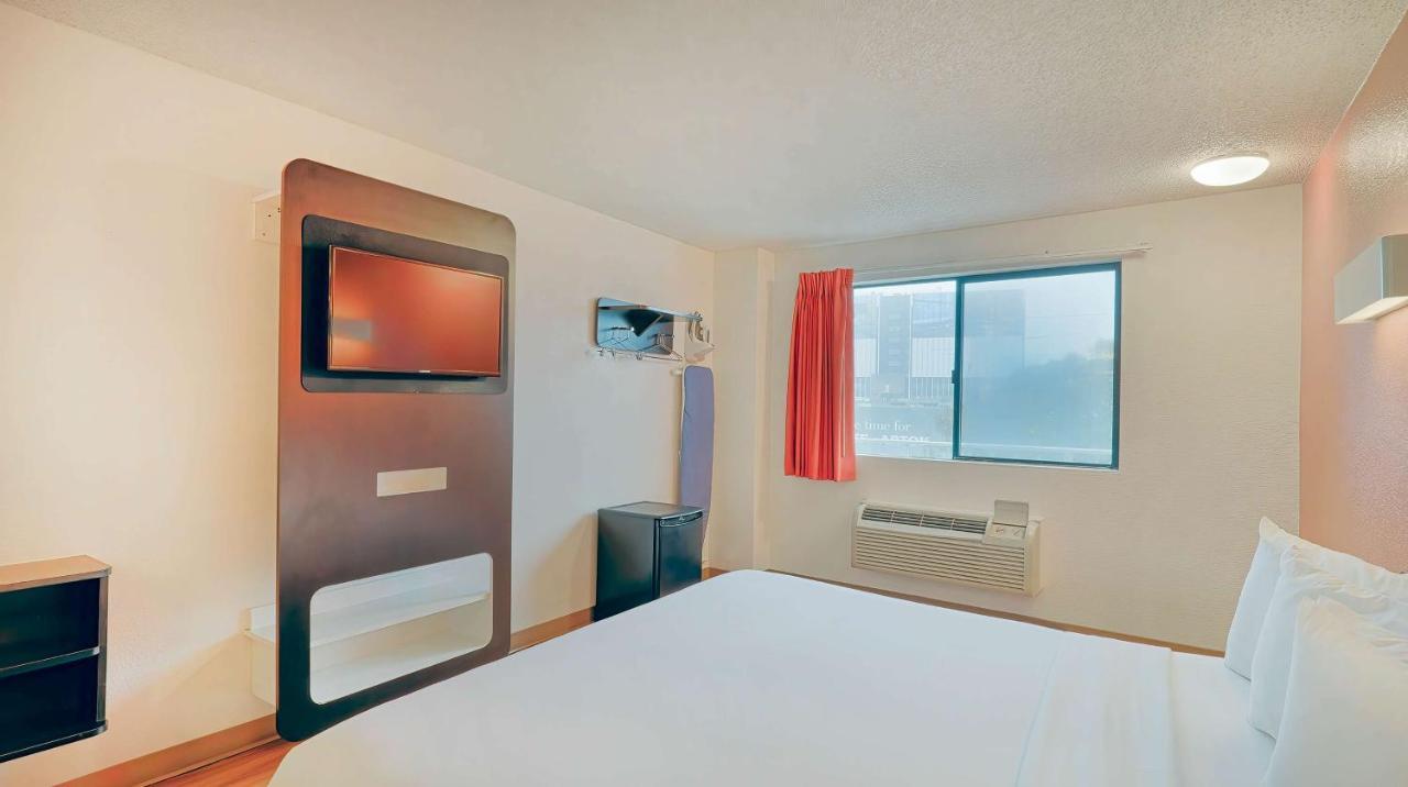 Deluxe King Suite - Non-Smoking