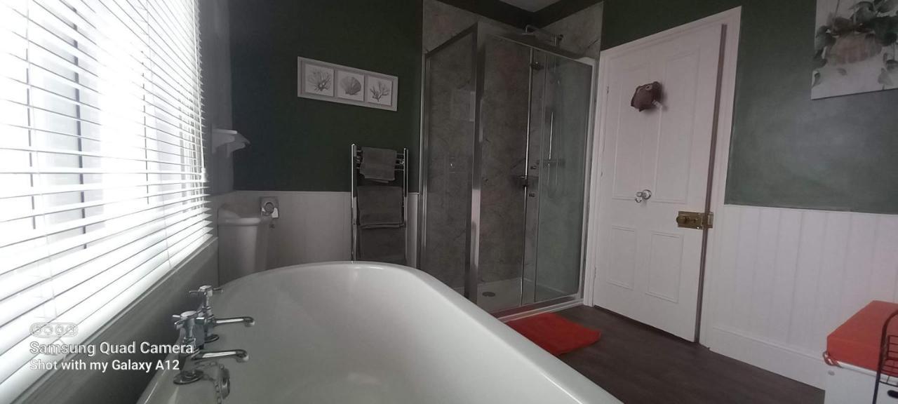 Deluxe Double Room Bath,1408737239:JPEG