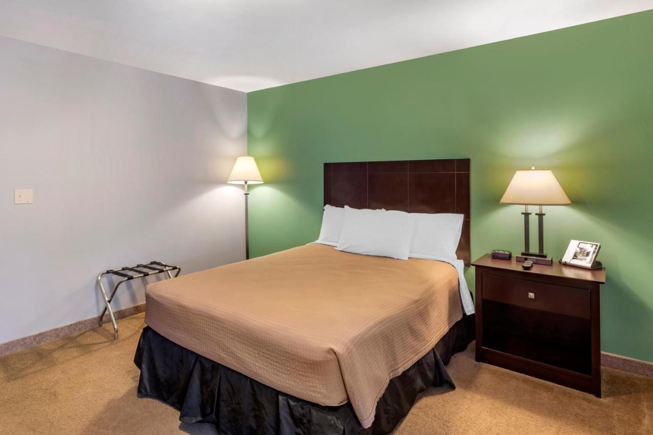 Deluxe Queen Room