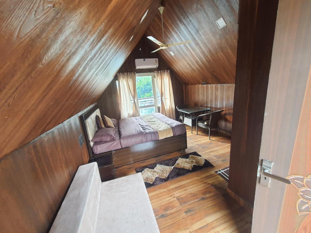 Deluxe Double Room (2 Adults + 1 Child)