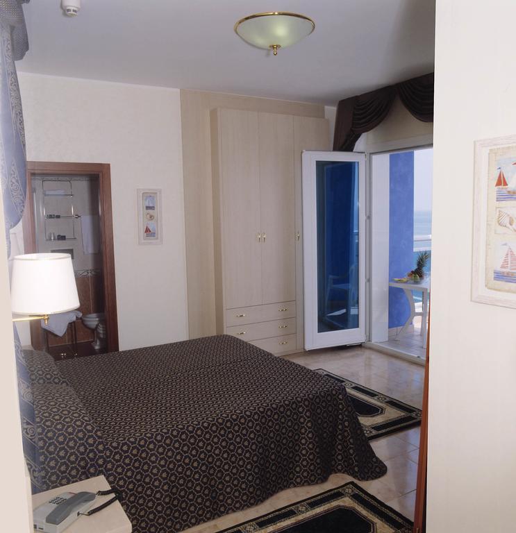 Doppel- oder Zweibettzimmer mit Meerblick und Balkon